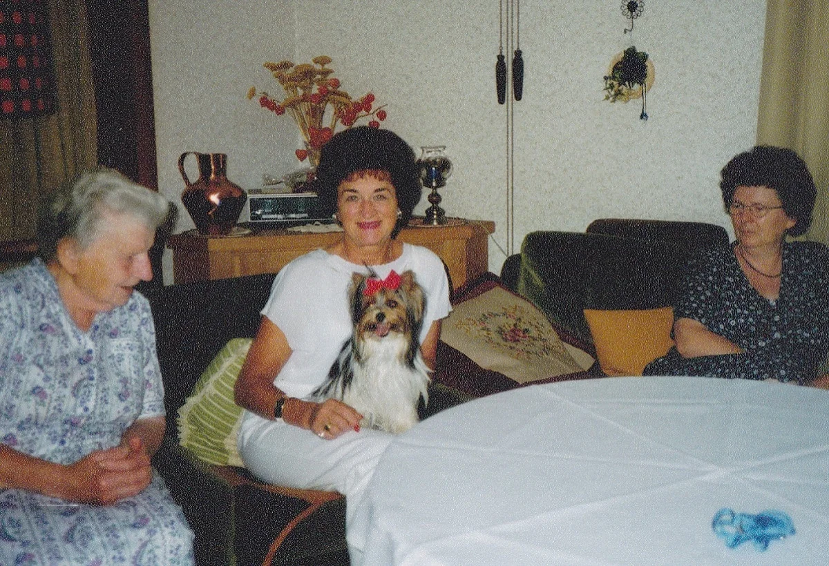 Gertrud Biewer con uno de sus ejemplares, en una reunión familiar en Alemania.