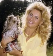 Retrato de una de las primeras propietarias con su Biewer, ya popular como perro de compañía.